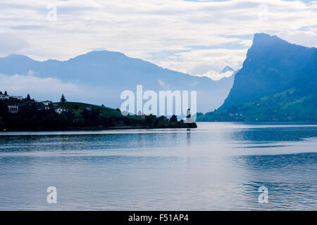 Hoch gelegenen Landschaft mit den Vierwaldstättersee, die Berge und die dunklen Himmel Stockfoto