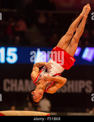 Glasgow, Schottland. 25. Oktober 2015. Abb. Künstlerische Gymnastik-Weltmeisterschaften. Tag drei. Kenzo SHIRAI (JPN) 2014 World Championships Team Silber Medallist und Stock Silber Medallist führt seinen Tresor in der MAG-Qualifikation. Bildnachweis: Aktion Plus Sport/Alamy Live-Nachrichten Stockfoto