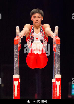 Glasgow, Schottland. 25. Oktober 2015. Abb. Künstlerische Gymnastik-Weltmeisterschaften. Tag drei. Kenzo SHIRAI (JPN) 2014 World Championships Team Silber Medallist und Stock Silber Medallist führt seine Barren Routine während der Qualifikation MAG. Bildnachweis: Aktion Plus Sport/Alamy Live-Nachrichten Stockfoto