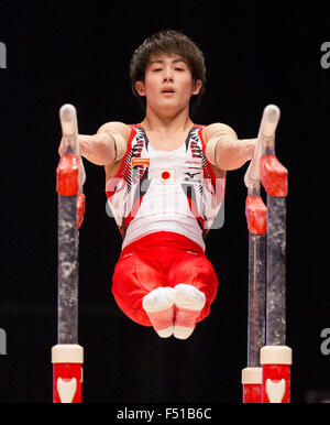 Glasgow, Schottland. 25. Oktober 2015. Abb. Künstlerische Gymnastik-Weltmeisterschaften. Tag drei. Ryohei KATO (JPN) 2014 World Championships Team Silber Medaillen und Barren-Bronze-Medaille führt seine Barren Routine während der Qualifikation MAG. Bildnachweis: Aktion Plus Sport/Alamy Live-Nachrichten Stockfoto