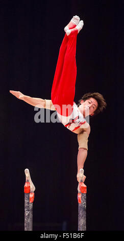 Glasgow, Schottland. 25. Oktober 2015. Abb. Künstlerische Gymnastik-Weltmeisterschaften. Tag drei. Ryohei KATO (JPN) 2014 World Championships Team Silber Medaillen und Barren-Bronze-Medaille führt seine Barren Routine während der Qualifikation MAG. Bildnachweis: Aktion Plus Sport/Alamy Live-Nachrichten Stockfoto