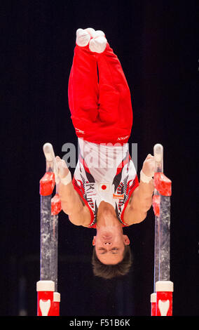 Glasgow, Schottland. 25. Oktober 2015. Abb. Künstlerische Gymnastik-Weltmeisterschaften. Tag drei. Yusuke TANAKA (JPN) 2014 World Championships Team Silber Medallist und Mehrkampf-Bronze-Medaille führt seine Barren Routine während der Qualifikation MAG. Bildnachweis: Aktion Plus Sport/Alamy Live-Nachrichten Stockfoto