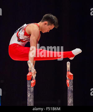 Glasgow, Schottland. 25. Oktober 2015. Abb. Künstlerische Gymnastik-Weltmeisterschaften. Tag drei. Yusuke TANAKA (JPN) 2014 World Championships Team Silber Medallist und Mehrkampf-Bronze-Medaille führt seine Barren Routine während der Qualifikation MAG. Bildnachweis: Aktion Plus Sport/Alamy Live-Nachrichten Stockfoto