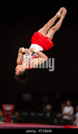 Glasgow, Schottland. 25. Oktober 2015. Abb. Künstlerische Gymnastik-Weltmeisterschaften. Tag drei. Yusuke TANAKA (JPN) 2014 World Championships Team Silber Medallist und Mehrkampf-Bronze-Medaille führt seine Boden-Routine während der Qualifikation MAG. Bildnachweis: Aktion Plus Sport/Alamy Live-Nachrichten Stockfoto