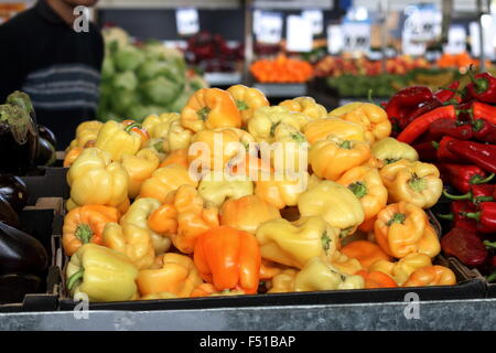Gelb orange Paprika zum Verkauf an Dandenong Markt, Melbourne, VIctoria, Australien Stockfoto
