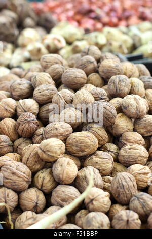 Walnüsse in der Schale zu verkaufen Stockfoto