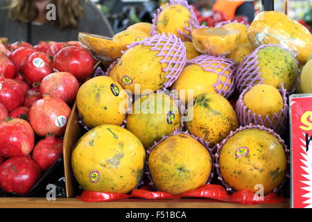 Pfote Pfoten und Granatapfel zum Verkauf bei Dandenong Markt Victoria Australia Stockfoto