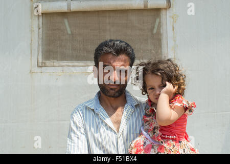 Syrische Familie außerhalb des UN-Lagers im nördlichen Libanon in der Nähe von Tripolis Stockfoto