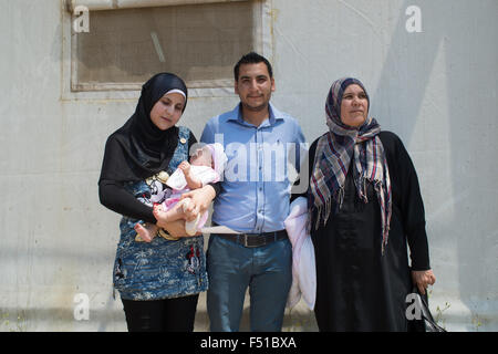 Syrische Familie außerhalb des UN-Lagers im nördlichen Libanon in der Nähe von Tripolis Stockfoto