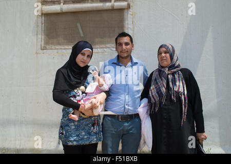 Syrische Familie außerhalb des UN-Lagers im nördlichen Libanon in der Nähe von Tripolis Stockfoto