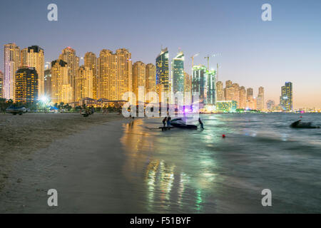 Nacht-Blick auf Strand und Skyline von High-Rise Wohnblöcke im JBR Jumeirah Beach Residences in Dubai UAE Stockfoto