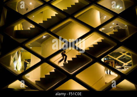 Nachtansicht des modernen Glas ummauerten Prada-Geschäft in Toyama Tokio Japan Stockfoto