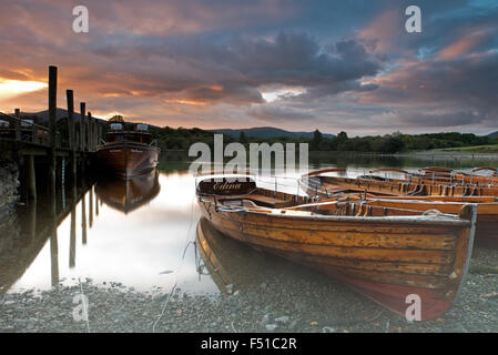 Ruderboote am Ufer des Derwent Water in der Nähe von Keswick bei Sonnenuntergang, Lake District, Cumbria, England, Uk, Gb Stockfoto