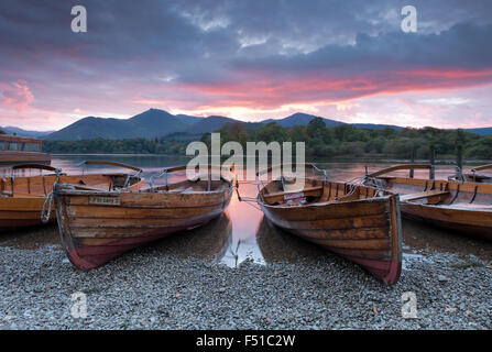 Ruderboote am Ufer des Derwent Water in der Nähe von Keswick bei Sonnenuntergang, Lake District, Cumbria, England, Uk, Gb Stockfoto