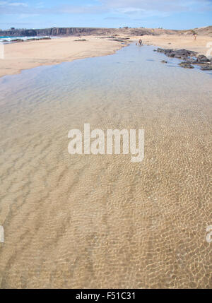 Fuerteventura, Kanarische Inseln, Strand Playa del Castillo neben Dorf El Cotillo, temporäre Lagune am Strand Stockfoto