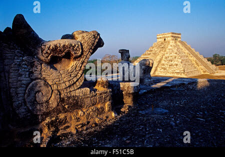 Kopf der Schlange, Tempel der Krieger und die Burg (Pyramide des Kukulcan), Chichén Itzá. Mexiko Stockfoto