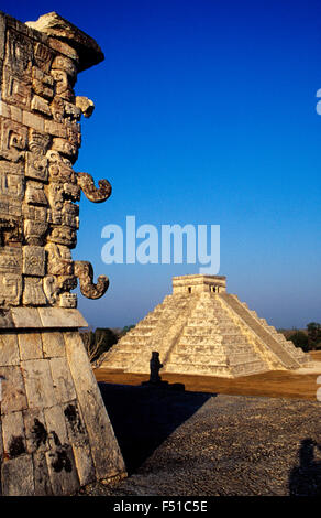 Chichen Itza. Tempel der Krieger und El Castillo Pyramide hinter. Yucatan. Mexiko. Stockfoto