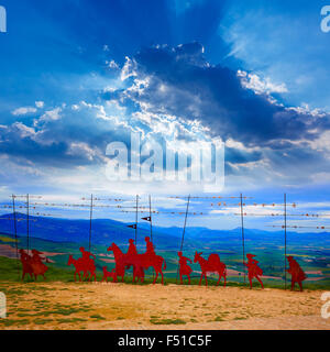 Der Weg von Saint James Alto del Perdon Top mit Stahlskulptur von Pilgern in Navarra Stockfoto