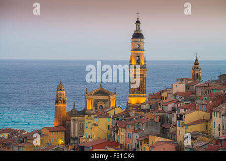 Dächer und barocke Basilika von Saint Michel Archange in Menton, Frankreich, Region Provence, Departement Alpes-Maritimes, Frankreich Stockfoto