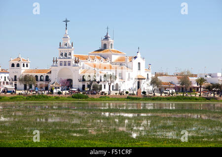 El Rocio-Dorf. Ein Blick von der gegenüberliegenden Seite des Sees Stockfoto