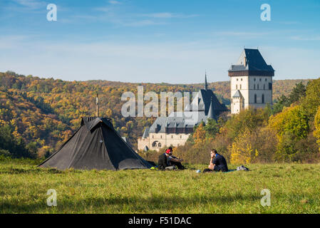 Blick auf die Burg Karlstejn, Böhmen, Tschechische Republik Stockfoto