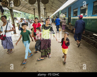 Yangon, Yangon Division, Myanmar. 26. Oktober 2015. Die Menschen gehen über Yangon Central Railroad Station nach der Ankunft in Yangon auf dem kreisförmigen Zug. Die Yangon kreisförmigen Bahn ist das lokale Pendler Schienennetz, das das Stadtgebiet von Yangon dient. Von Myanmar Railways betrieben, verbindet die 45.9 Kilometer (28.5Â Meile) 39-Station-Loop-System Satellitenstädte und vorstädtischen Gebieten in die Stadt. Die Bahn hat rund 200 Trainer, 20 Mal täglich läuft und täglich 100.000 bis 150.000 Tickets verkauft. Die Schleife, die etwa drei Stunden dauert, ist ein beliebtes für Touristen zu sehen, einen Querschnitt von Stockfoto