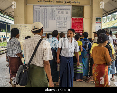 Yangon, Yangon Division, Myanmar. 26. Oktober 2015. Passagieren Line-up, um Tickets für den Yangon kreisförmigen Zug zu kaufen. Die Yangon kreisförmigen Bahn ist das lokale Pendler Schienennetz, das das Stadtgebiet von Yangon dient. Von Myanmar Railways betrieben, verbindet die 45.9 Kilometer (28.5Â Meile) 39-Station-Loop-System Satellitenstädte und vorstädtischen Gebieten in die Stadt. Die Bahn hat rund 200 Trainer, 20 Mal täglich läuft und täglich 100.000 bis 150.000 Tickets verkauft. Die Schleife, die etwa drei Stunden dauert, ist ein beliebtes für Touristen zu sehen, einen Querschnitt des Lebens in Yangon. Die Züge verkehren von Stockfoto