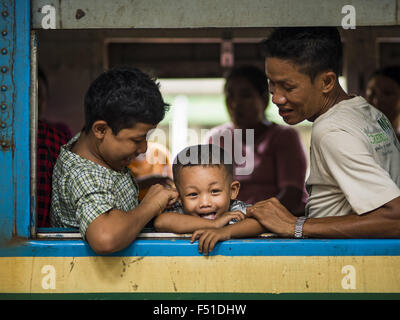 Yangon, Yangon Division, Myanmar. 26. Oktober 2015. Eine Familie auf dem Yangon kreisförmigen Zug am Hauptbahnhof von Yangon. Die Yangon kreisförmigen Bahn ist das lokale Pendler Schienennetz, das das Stadtgebiet von Yangon dient. Von Myanmar Railways betrieben, verbindet die 45.9 Kilometer (28.5Â Meile) 39-Station-Loop-System Satellitenstädte und vorstädtischen Gebieten in die Stadt. Die Bahn hat rund 200 Trainer, 20 Mal täglich läuft und täglich 100.000 bis 150.000 Tickets verkauft. Die Schleife, die etwa drei Stunden dauert, ist ein beliebtes für Touristen zu sehen, einen Querschnitt des Lebens in Yangon. Die Züge verkehren Stockfoto