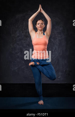 Frau Praktiken Yoga Asana Vrikshasana Baum po Stockfoto