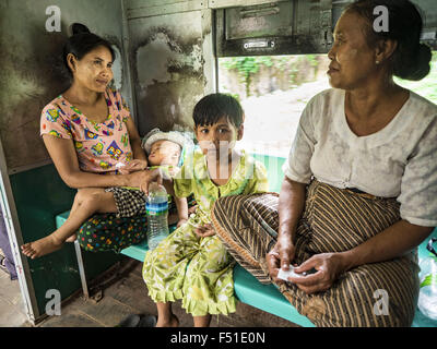 Yangon, Yangon Division, Myanmar. 26. Oktober 2015. Eine Familie fährt der Yangon kreisförmigen Zug. Die Yangon kreisförmigen Bahn ist das lokale Pendler Schienennetz, das das Stadtgebiet von Yangon dient. Von Myanmar Railways betrieben, verbindet die 45.9 Kilometer (28.5Â Meile) 39-Station-Loop-System Satellitenstädte und vorstädtischen Gebieten in die Stadt. Die Bahn hat rund 200 Trainer, 20 Mal täglich läuft und täglich 100.000 bis 150.000 Tickets verkauft. Die Schleife, die etwa drei Stunden dauert, ist ein beliebtes für Touristen zu sehen, einen Querschnitt des Lebens in Yangon. Die Züge fahren von 03:45 bis 22:15 da Stockfoto