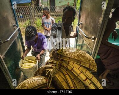 Yangon, Yangon Division, Myanmar. 26. Oktober 2015. Ein Korb-Hersteller ruft auf dem Yangon kreisförmigen Zug an die Pa Ywet Kone Station. Die Yangon kreisförmigen Bahn ist das lokale Pendler Schienennetz, das das Stadtgebiet von Yangon dient. Von Myanmar Railways betrieben, verbindet die 45.9 Kilometer (28.5Â Meile) 39-Station-Loop-System Satellitenstädte und vorstädtischen Gebieten in die Stadt. Die Bahn hat rund 200 Trainer, 20 Mal täglich läuft und täglich 100.000 bis 150.000 Tickets verkauft. Die Schleife, die etwa drei Stunden dauert, ist ein beliebtes für Touristen zu sehen, einen Querschnitt des Lebens in Yangon. Die t Stockfoto