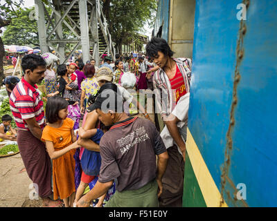 Yangon, Yangon Division, Myanmar. 26. Oktober 2015. Menschen Geschrei um aus- und Yangon kreisförmigen Bahn in der Da Nyin Station, ca. 90 Minuten von Yangon zu erhalten. Die Yangon kreisförmigen Bahn ist das lokale Pendler Schienennetz, das das Stadtgebiet von Yangon dient. Von Myanmar Railways betrieben, verbindet die 45.9 Kilometer (28.5Â Meile) 39-Station-Loop-System Satellitenstädte und vorstädtischen Gebieten in die Stadt. Die Bahn hat rund 200 Trainer, 20 Mal täglich läuft und täglich 100.000 bis 150.000 Tickets verkauft. Die Schleife, die etwa drei Stunden dauert, ist ein beliebtes für Touristen zu sehen, eine Kreuze s Stockfoto