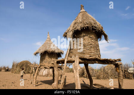 Getreidespeicher in Omorate, Galeb Tribal Dorf, Äthiopien. Stockfoto