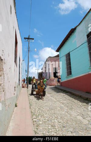 Die einheimischen Reiten in ein Pferd und Wagen auf einer gepflasterten Straße in Trinidad, Kuba Stockfoto