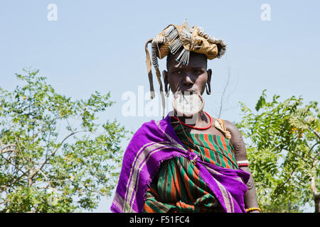 Frau des Stammes Mursi mit Lehm Lippe Scheibe als Körper Ornamentstribe Debub Omo Zone, Äthiopien. Nah an der sudanesischen Grenze. Stockfoto