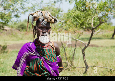 Frau des Stammes Mursi mit Lehm Lippe Scheibe als Körper Ornamentstribe Debub Omo Zone, Äthiopien. Nah an der sudanesischen Grenze. Stockfoto