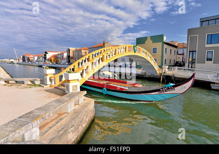 Portugal: Traditionelle Moliceiro Boot vorbei Brücke Ponte de Carcavelos über Sao Roque Kanal in Aveiro Stockfoto