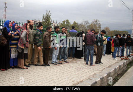 Srinagar, Kaschmir. 26. Oktober 2015. Menschen im Tal verlassenen Büros, Unternehmen stellt Schulen und Heimen und lief hinaus ins freie bei schweren Erdbeben getroffen Nordindien heute, die bei 7,5 Stärke auf Richterskala heute gemessen wurde, das erschütterte die gesamte Region von Kaschmir nach Delhi. In Pakistan sind mehr als 12 Personen angeblich getötet worden, während in Afghanistan zumindest 12 Schülerinnen gestorben sind. Zwei Armeeangehörige wurden verletzt, als ihre Bunker unter dem Einfluss der Tremor bei Sopore, 55 km von Srinagar in Kaschmir Baramulla Nordbezirk, zusammengebrochen Beamten sagte. © Sofi s Stockfoto