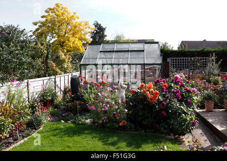 BUNTE KLEINE LÄNDLICHE HAUSGARTEN IM HERBST. Stockfoto