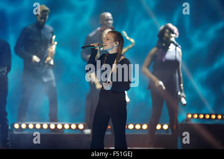 Sängerin Jess Glynne führt auf das Jahr 2015 MTV Europe Music Awards, EMAs, Mediolanum Forum in Mailand, Italien, am 25. Februar 2012. Foto: Hubert Boesl/dpa Stockfoto