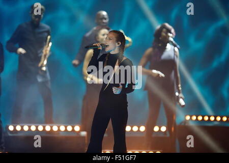 Sängerin Jess Glynne führt auf das Jahr 2015 MTV Europe Music Awards, EMAs, Mediolanum Forum in Mailand, Italien, am 25. Februar 2012. Foto: Hubert Boesl/dpa Stockfoto