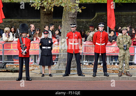 London. Mitglieder der Streitkräfte in die Mall als chinesischen Staatspräsidenten Xi Jinping beginnt seines London-Besuchs 20. Oktober 2015. Stockfoto