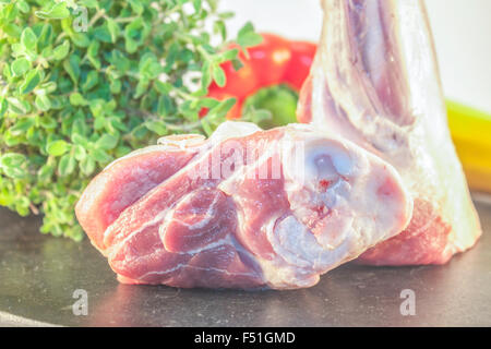 Zwei Lammschenkel in der Nähe von rotem Pfeffer, Kräuter und gelbe zucchini Stockfoto