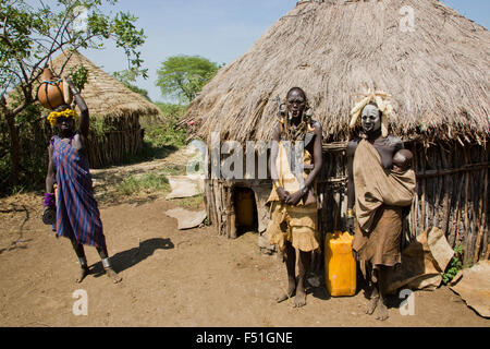 Mursi-paar. Die Frau hat eine längliche Unterlippe einen Ton Datenträger als Körper Ornamentstribe Debub Omo Zone, Äthiopien zu halten. In der Nähe Stockfoto