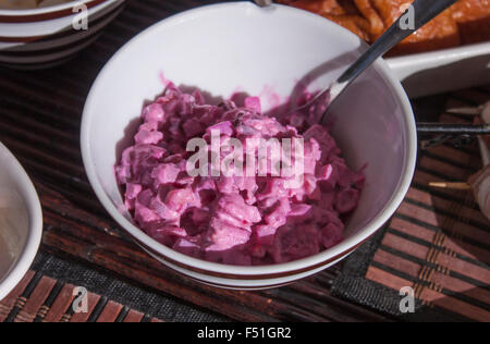 Violet rote Beete Salat in eine Schüssel geben, am Grill Party Tisch Stockfoto