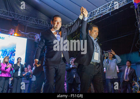 Guatemala-Stadt, Guatemala. 25. Oktober 2015. Gewählter Präsident Jimmy Morales (L) der nationalen Front Konvergenz (FCN) steigt die Hand seines Bruders Sammy Morales anlässlich der Wahlen in Guatemala-Stadt, Hauptstadt von Guatemala, am 25. Oktober 2015 zu gewinnen. Jimmy Morales besiegt Sandra Torres, die Ex-Frau des ehemaligen Präsidenten Alvaro Colom und Kandidat für die nationale Einheit der Hoffnung, mit 67.43 Prozent der Stimmen. Bildnachweis: Luis Echeverria/Xinhua/Alamy Live-Nachrichten Stockfoto