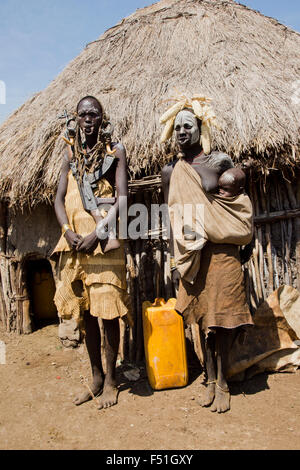 Mursi-paar. Die Frau hat eine längliche Unterlippe einen Ton Datenträger als Körper Ornamentstribe Debub Omo Zone, Äthiopien zu halten. In der Nähe Stockfoto