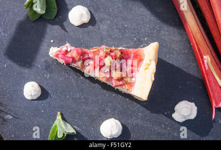 Ein Rhabarber-Kuchen, zwischen Pannacotta und Minze Stockfoto