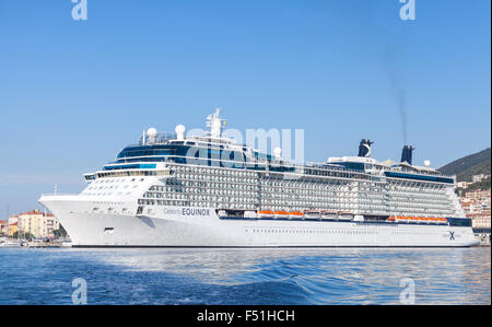 Ajaccio, Frankreich - 30. Juni 2015: White Celebrity Equinox Kreuzfahrtschiff vor Anker in Ajaccio auf Korsika. Es ist das zweite von fünf Solsti Stockfoto