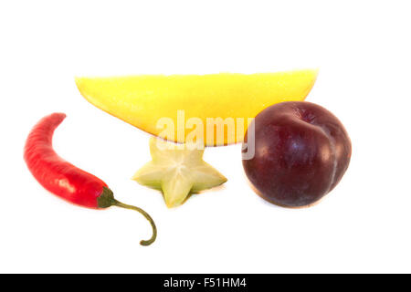 Grüne Karambolen, lila Pflaumen, gelbe Mango und bunten Passionsfrucht/Maracuja Stockfoto